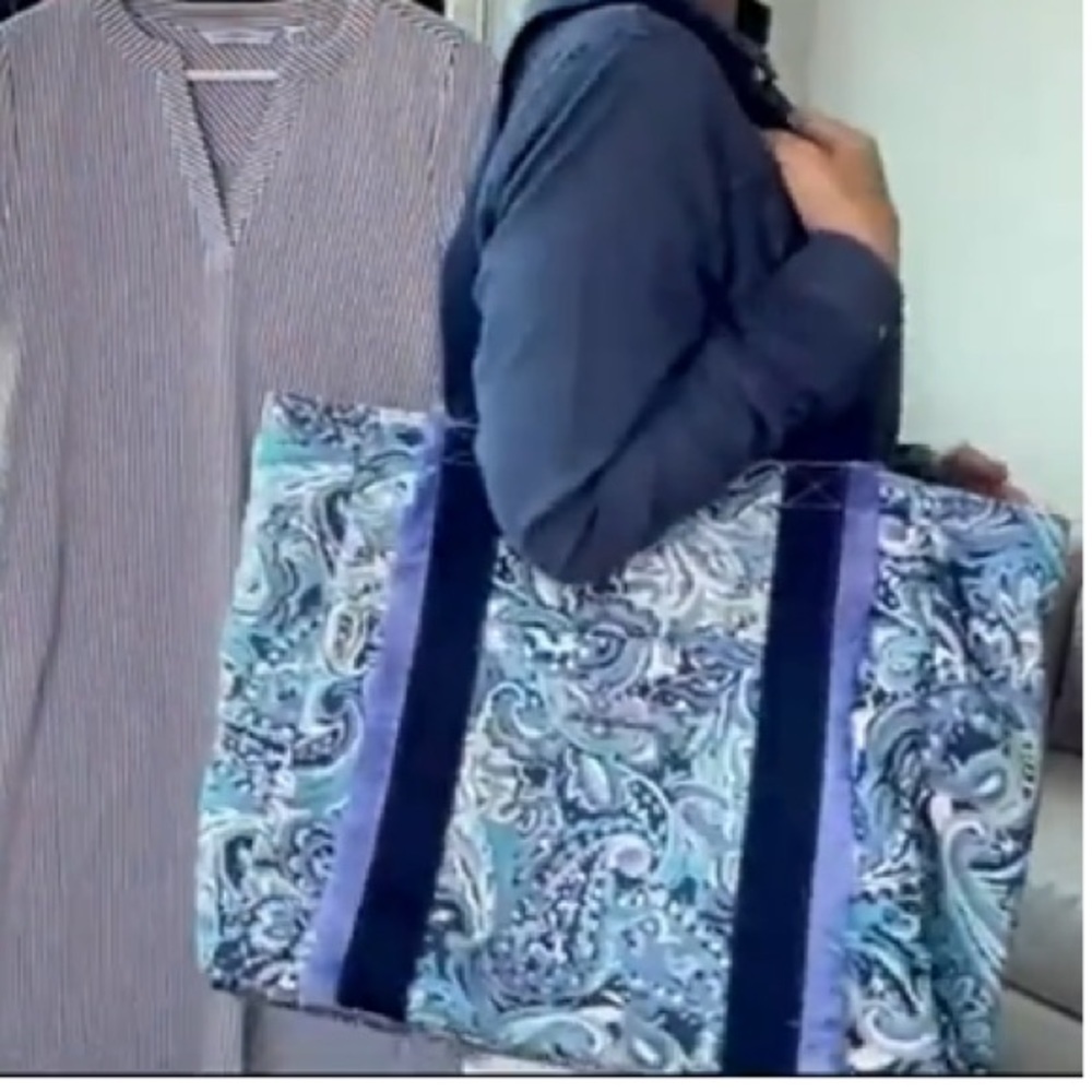 ISAAC MIZRAHI LIVE Bridgehampton Tote In Blue Paisley - Picture 4 of 12